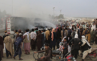 Pakistańczycy zgromadzeni wokół płonącej ciężarówki po ostrzale przeprowadzonym przez afgańską armię