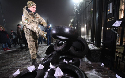 W nocy z niedzieli na poniedziałek doszło do demonstracji pod ambasadą Rosji w Kijowie