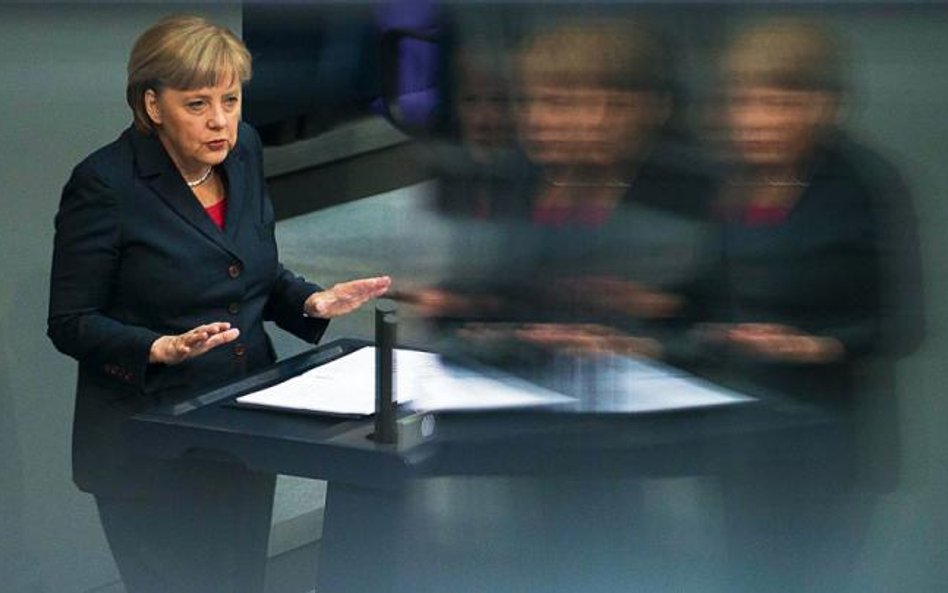 Angela Merkel nie ustaje w ostrej krytyce pomysłu euroobligacji czyli wspólnej emisji długu