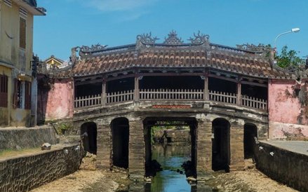 Most Japoński w Hôi An zbudowany przez rzemieślników w XVII wieku kryje w sobie buddyjską świątynię.