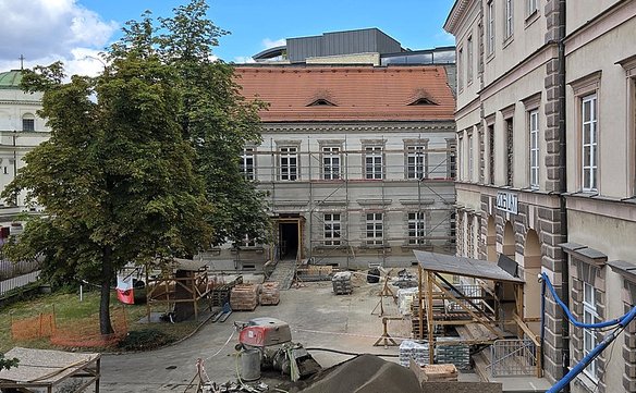 Przy placu Trzech Krzyży postępują prace przy modernizacji Instytutu Głuchoniemych