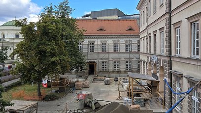 Przy placu Trzech Krzyży postępują prace przy modernizacji Instytutu Głuchoniemych