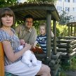 Rodzice i dzieci na placu zabaw