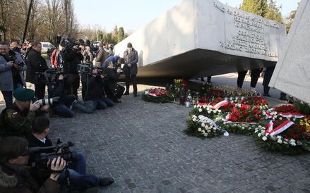 Przedstawiciele mediów podczas uroczystości przy pomniku upamiętniającym ofiary katastrofy smoleński