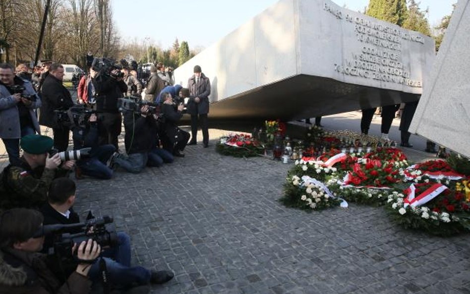 Przedstawiciele mediów podczas uroczystości przy pomniku upamiętniającym ofiary katastrofy smoleński