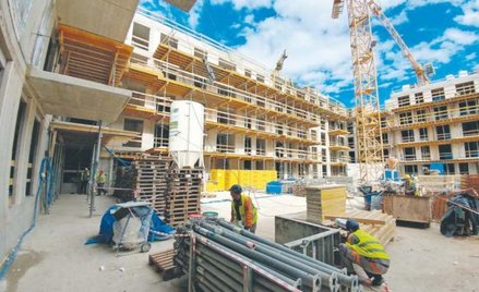 Deweloperzy kontynuują rozpoczęte budowy, ale na razie wstrzymują odpalanie nowych projektów.