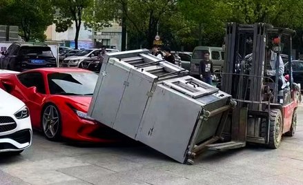 Wypadek dnia: Piec do pizzy spada na Ferrari F8 Tributo