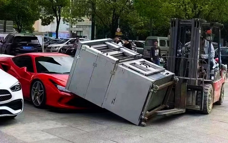 Wypadek dnia: Piec do pizzy spada na Ferrari F8 Tributo