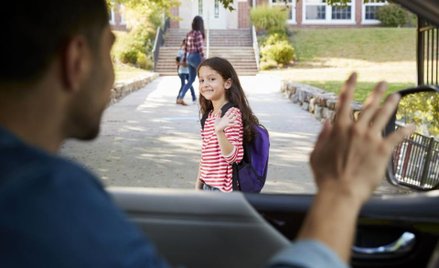 Kraków chce wprowadzić zakaz odwożenia dzieci samochodem do szkół