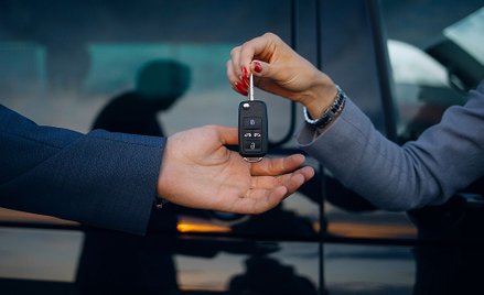 Szybki zarobek na wynajmie samochodów - UOKiK ostrzega przed Praebeo i Auto Rentier