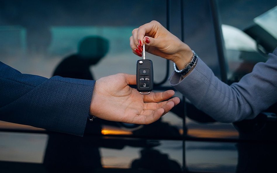 Szybki zarobek na wynajmie samochodów - UOKiK ostrzega przed Praebeo i Auto Rentier