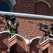 Snajper z FSB na szczycie muru Kremla