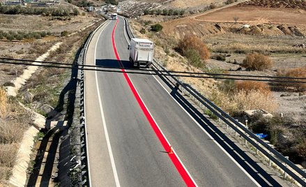 Czerwona linia ciągła na hiszpańskiej drodze A-355 ma ostrzegać kierowców przed niebezpiecznym wyprz