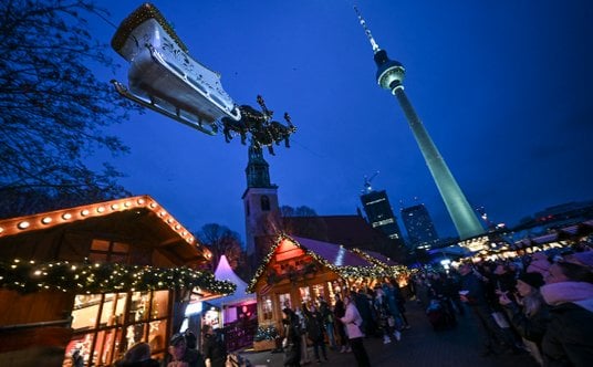 Berlin: Jarmark bożonarodzeniowy „Berliner Weihnachtszeit” przed Czerwonym Ratuszem i wieżą telewizy