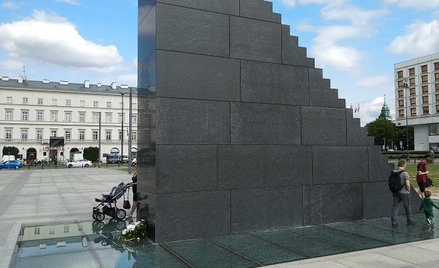 Pomnik tragedii smoleńskiej na placu Marszałka Józefa Piłsudskiego w Warszawie.