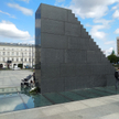 Pomnik tragedii smoleńskiej na placu Marszałka Józefa Piłsudskiego w Warszawie.
