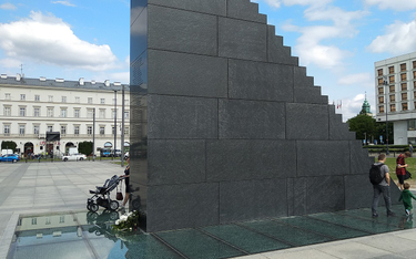 Pomnik tragedii smoleńskiej na placu Marszałka Józefa Piłsudskiego w Warszawie.