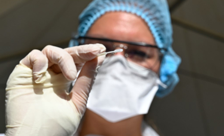 PILNE Wirus nie odpuszcza. Zmarły 24 osoby. 605 nowych zakażeń