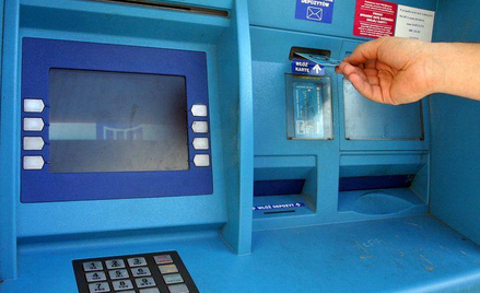 Trudno wypłacić drobne z bankomatu
