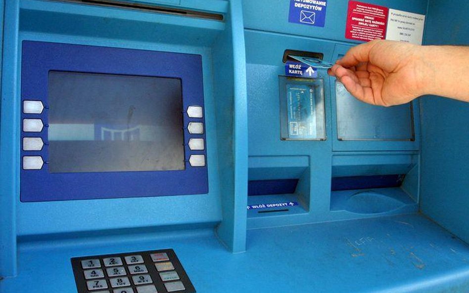Trudno wypłacić drobne z bankomatu