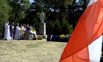 Pogrzeb 36 osób, których szczątki ekshumowano na terenie wyludnionej polskiej wsi Ostrówki na Ukrain