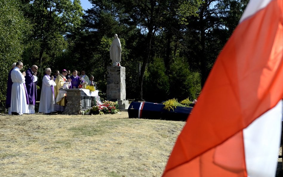 Pogrzeb 36 osób, których szczątki ekshumowano na terenie wyludnionej polskiej wsi Ostrówki na Ukrain