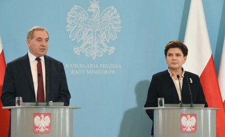 Premier Beata Szydło (P) i minister w KPRM Henryk Kowalczyk (L), podczas konferencji prasowej po pos