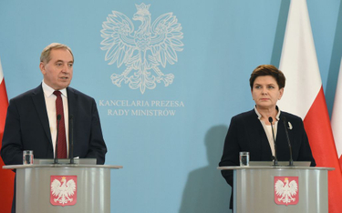 Premier Beata Szydło (P) i minister w KPRM Henryk Kowalczyk (L), podczas konferencji prasowej po pos