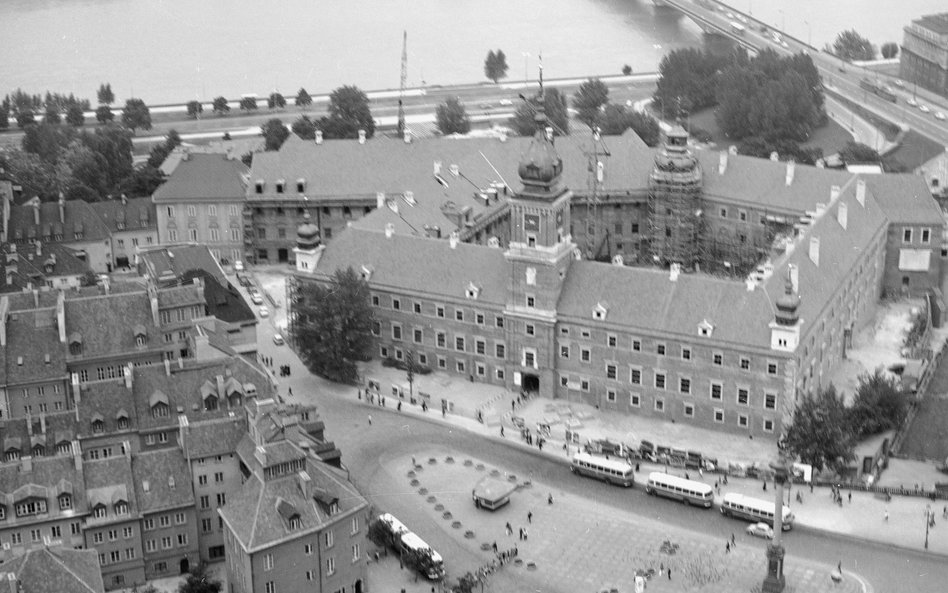 Stare Miasto w Warszawie. Widok z lotu ptaka na Zamek Królewski od strony pl. Zamkowego. W tle most 