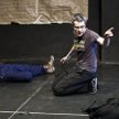 Michał Zadara na próbie III części „Dziadów” z Bartoszem Porczykiem (Gustaw – z lewej) i Mariuszem K