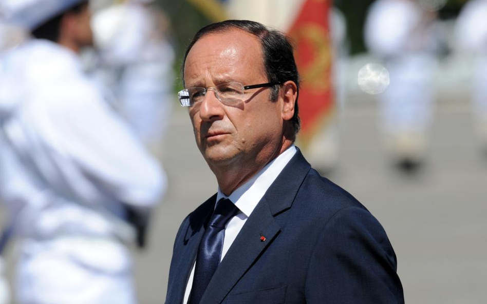 Hollande steruje ostro na lewo