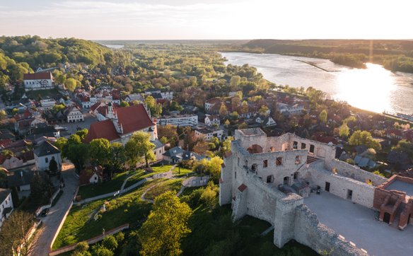 Panorama Kazimierza Dolnego nad Wisłą. Na pierwszym planie ruiny zamku