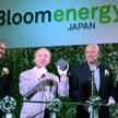 Od prawej: Prezes Bloom Energy K.R.Sridhar, prezes SoftBank Masayoshi Son, dyrektor zewnętrzny Bloom