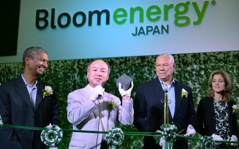 Od prawej: Prezes Bloom Energy K.R.Sridhar, prezes SoftBank Masayoshi Son, dyrektor zewnętrzny Bloom