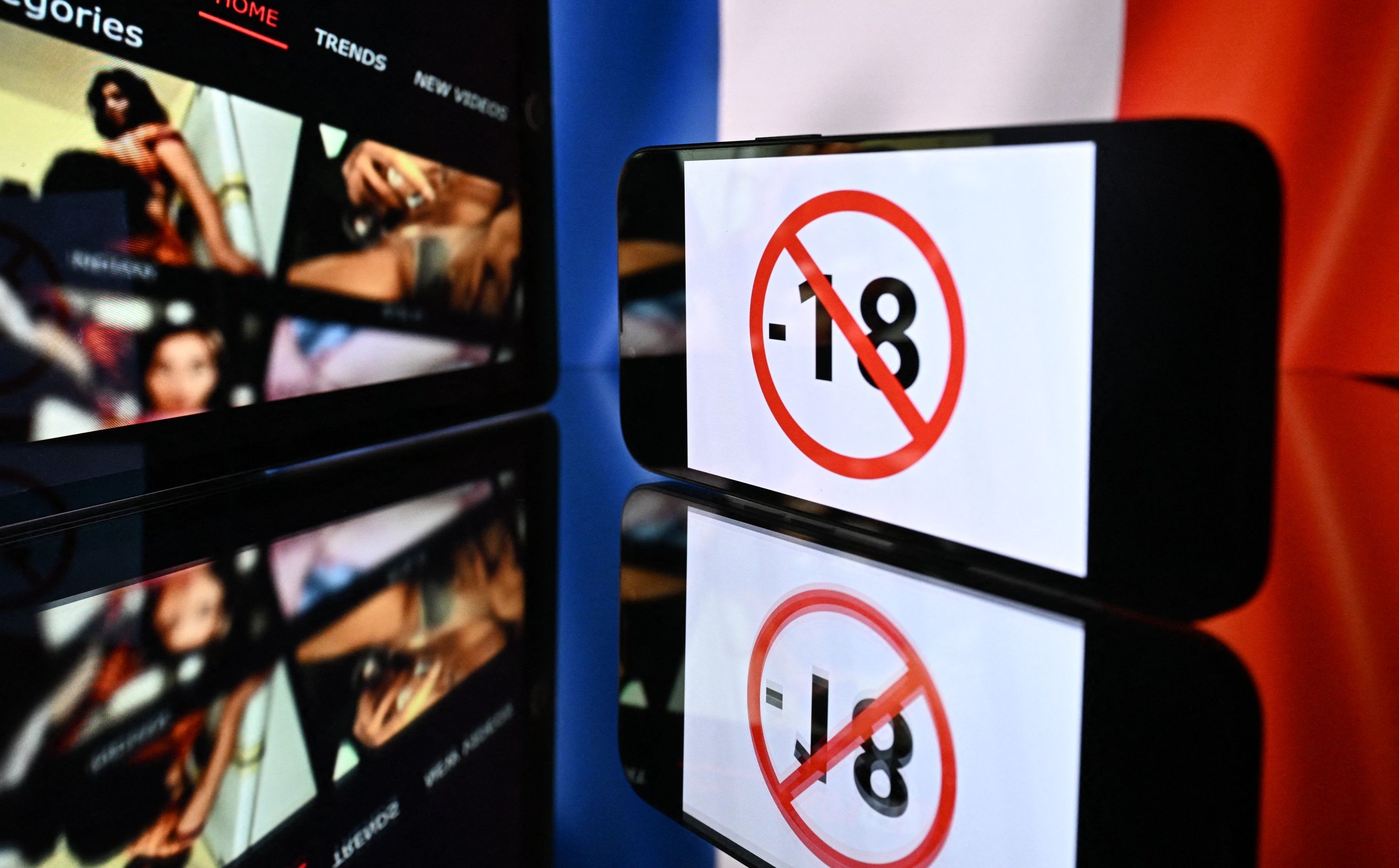 Francja wydaje wojnę pornografii. Serwisy dla dorosłych protestują