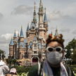 Park rozrywki Disneya w Szanghaju w dniu otwarcia po ponad trzymiesięcznej przerwie, 30 czerwca 2022