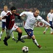 Wayne Rooney (z prawej) strzelił dwa razy. United są blisko awansu (fot: Martin Rickett)