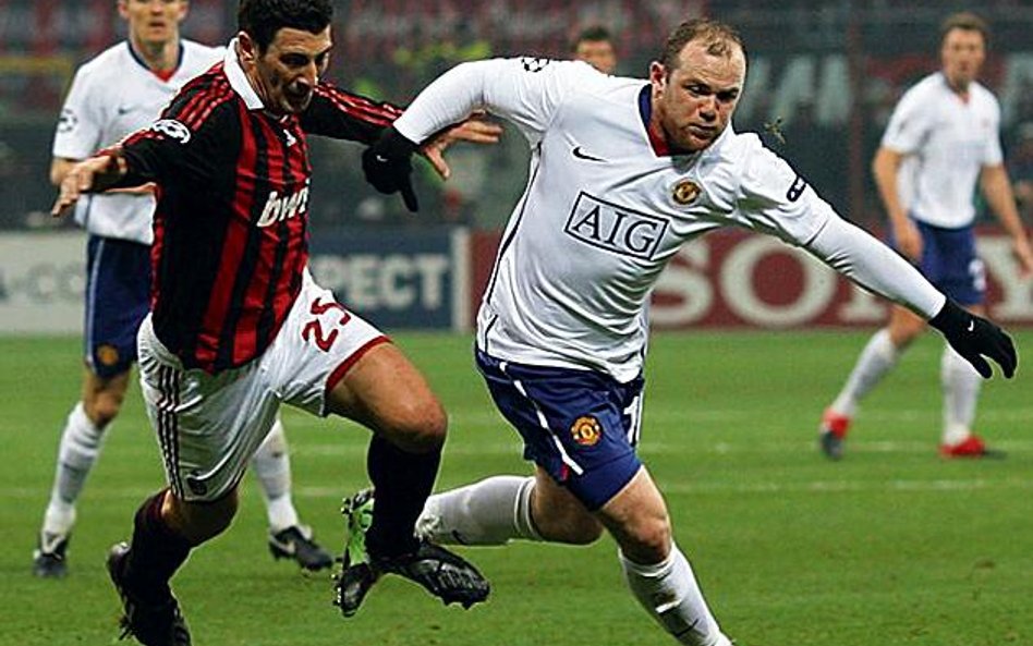 Wayne Rooney (z prawej) strzelił dwa razy. United są blisko awansu (fot: Martin Rickett)
