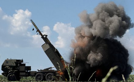 W grupie popierającej przekazywanie broni Ukrainie są zwolennicy koalicji rządzącej, mężczyźni i oso