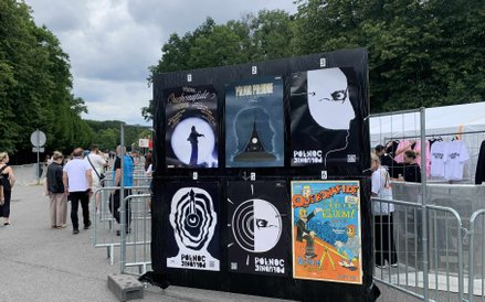 Stojak z plakatami promującymi wydarzenie Północ:Południe Quebonafide