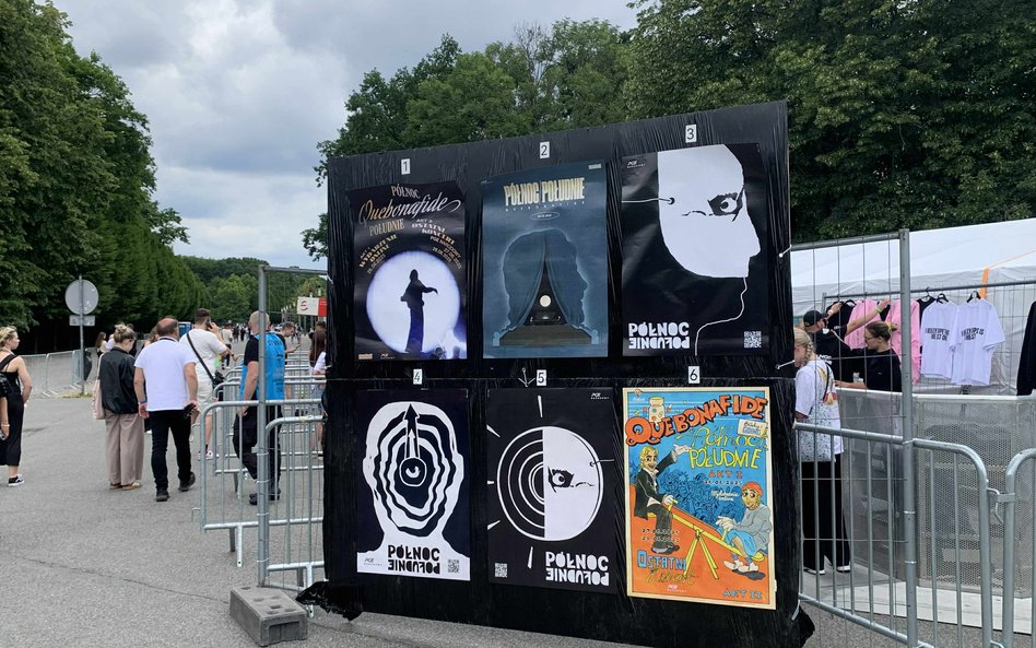 Stojak z plakatami promującymi wydarzenie Północ:Południe Quebonafide