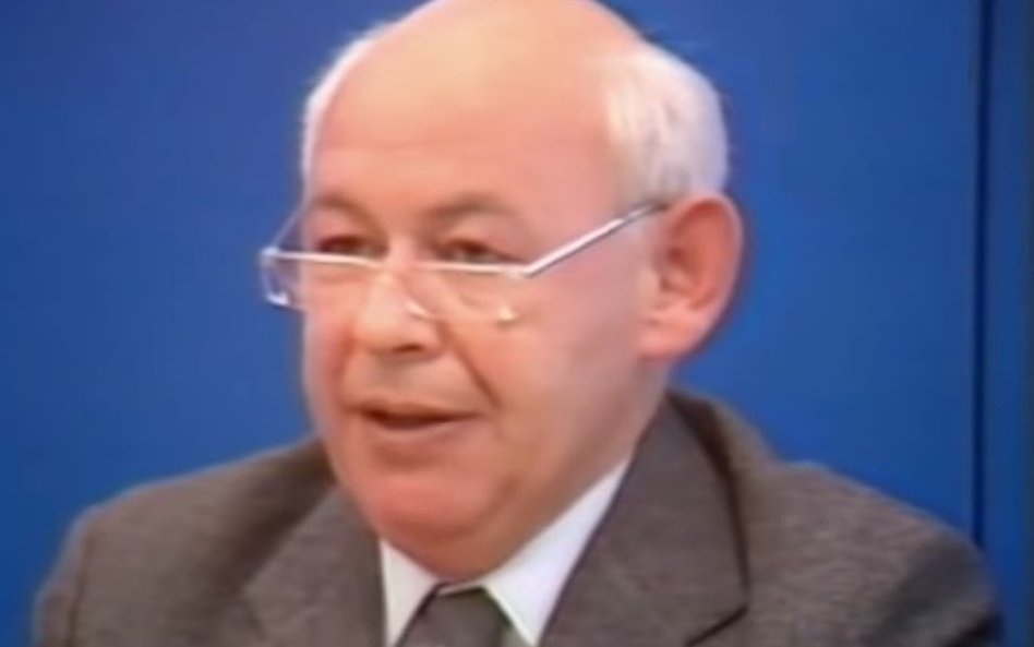 Jerzy Urban podczas jednej z konferencji rzecznika rządu transmitowanych przez telewizję (zdjęcie ar