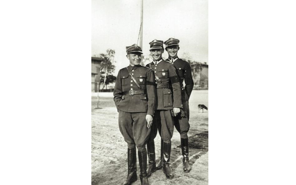 W Szkole Podchorążych Piechoty w Ostrowi Mazowieckiej – Raginis ostatni w rzędzie