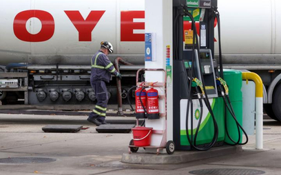 Widok cysterny dostarczającej paliwo na stację benzynową wywołuje ostatnio uczucie ulgi u wielu Bryt