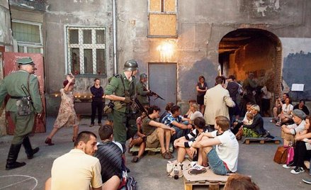 Wzruszająca inscenizacja w walącej się kamienicy przy ul. Pańskiej