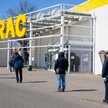 Brytyjscy naukowcy: 2 metry dystansu nie chronią przed wirusem