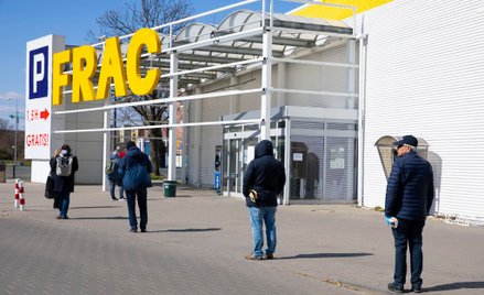 Brytyjscy naukowcy: 2 metry dystansu nie chronią przed wirusem