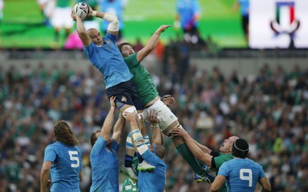 Włoski piłkarz Sergio Parisse łapiący piłkę podczas meczu rugby pomiędzy Irlandią i Włochami na stad