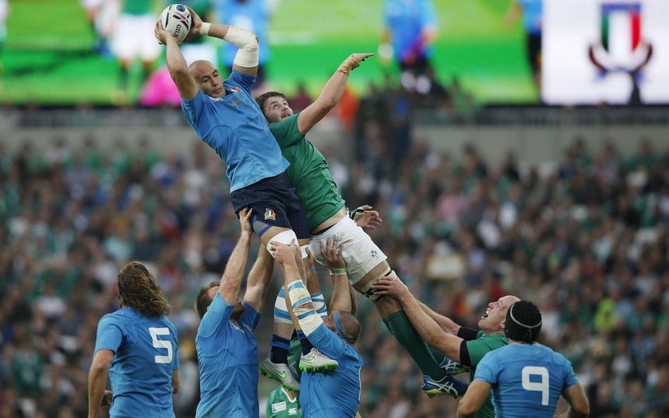 Włoski piłkarz Sergio Parisse łapiący piłkę podczas meczu rugby pomiędzy Irlandią i Włochami na stad