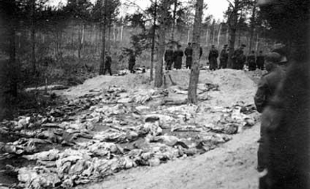 Zdjęcie z ekshumacji ciał polskich oficerów zamordowanych przez NKWD w Katyniu w 1940, Katyń 1943